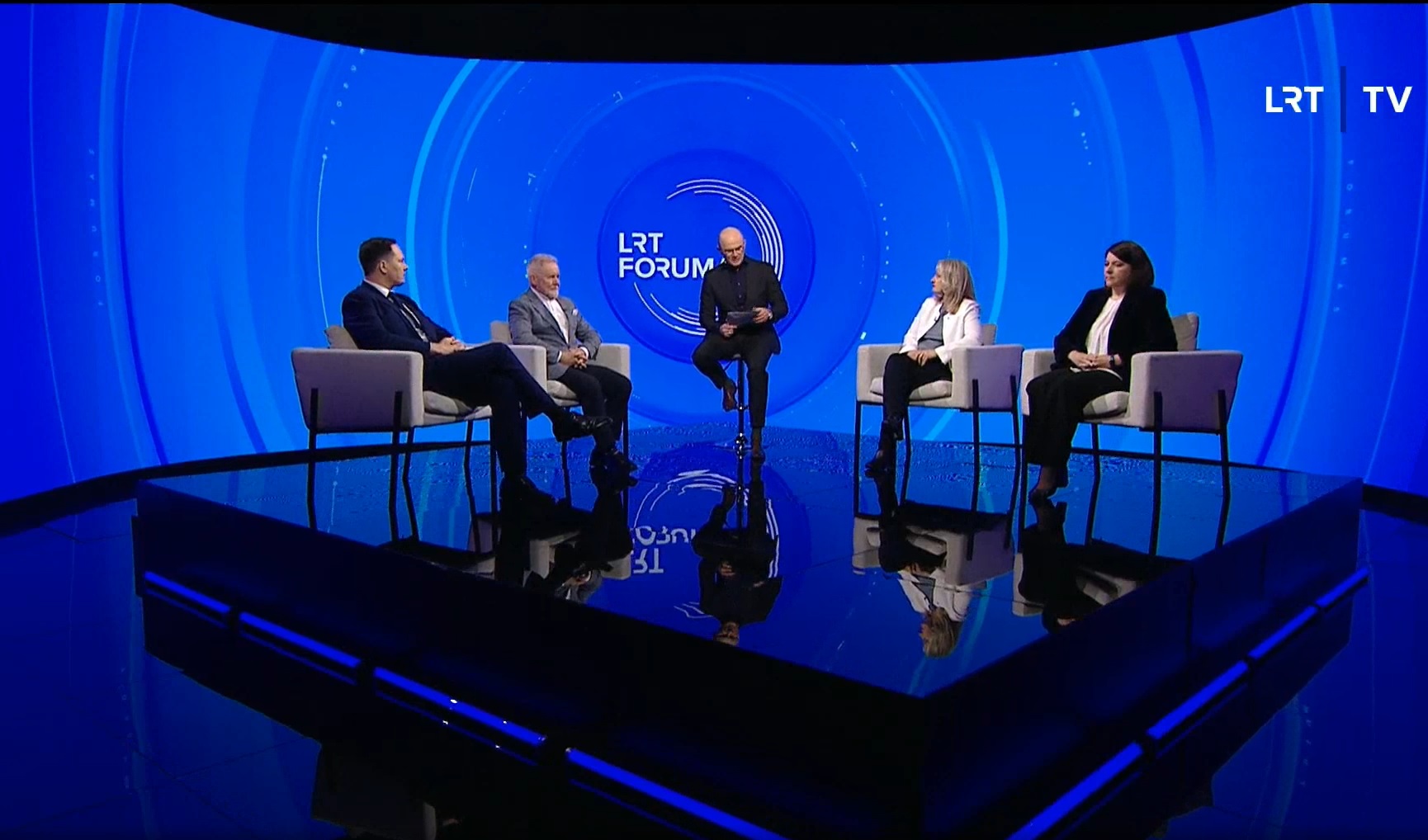 LRT FORUMAS. Ministras laikinai mažins akcizą degalams, o ekspertai įspėja: rudenį laukia kainų šokas